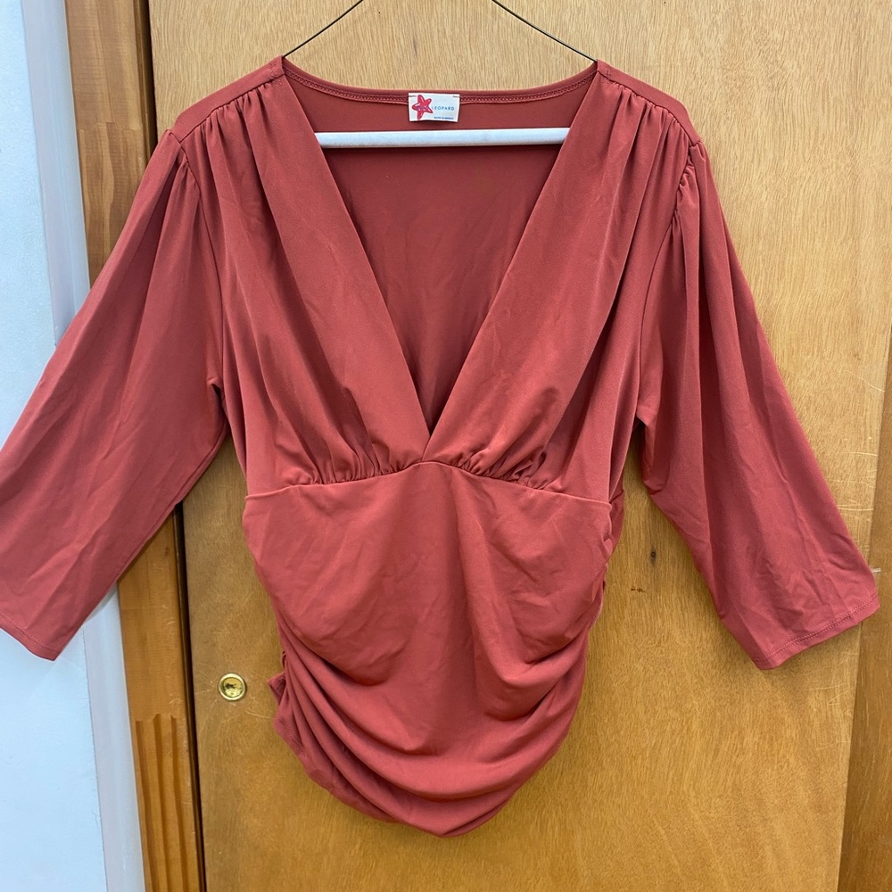 Blue Leopard brand color Mauve V Neck Blouse size 1XL NWT